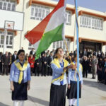 Di temamê dibistanên Kurdistanê de wê yek deqe rêzgirtina şehîdan bikin