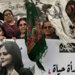 İran’da zorunlu başörtüsü yasalarını uygulamak için kadınlar gözetim altında tutuluyor